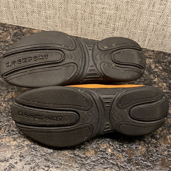 Rockport rubber sole suede mules with bungee closure. Sable tan color size 8 - Picture 3 of 5